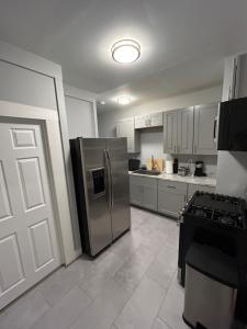 A kitchen or kitchenette at TEH RENTERS GROUP