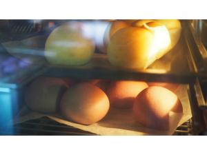 un montón de frutas y verduras sentadas en un refrigerador en Ikoi no Mura Shimane - Vacation STAY 27447v, en Kyōmendao