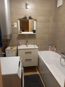 ein Badezimmer mit einer Badewanne, einem Waschbecken und einer Badewanne in der Unterkunft Levendula2 Apartman Bükkszentkereszt in Bükkszentkereszt