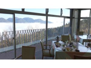 KyōmendaoにあるIkoi no Mura Shimane - Vacation STAY 27386vのテーブルと椅子、大きな窓のあるレストラン