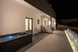 Sundlaugin á Nastram Suites Oia eða í nágrenninu