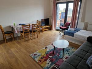 倫敦的住宿－Simply Relax,1 Eastham London，客厅配有沙发和桌子