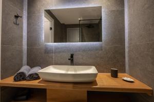 Baðherbergi á Nastram Suites Oia
