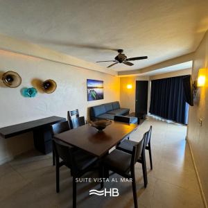 Hotel Barra de Navidad في بارا دي نافيداد: غرفة طعام وغرفة معيشة مع طاولة وأريكة