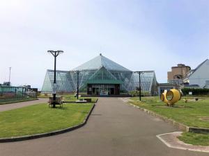 un grand bâtiment avec un toit en verre dans un parc dans l'établissement Hotel Tetora Yunokawaonsen - Vacation STAY 30577v, à Hakodate