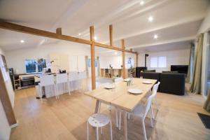 - une salle à manger et un salon avec une table et des chaises dans l'établissement Cosy Chalet Vue & Nature Durbuy, à Somme-Leuze