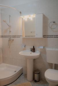 Koupelna v ubytování Apartmani Matiša + 37 fotografií