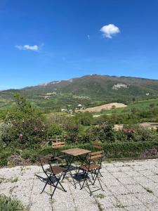 a picnic table and chairs sitting on top of a hill at Villetta Vittoria Country House. La depandance in Pennabilli