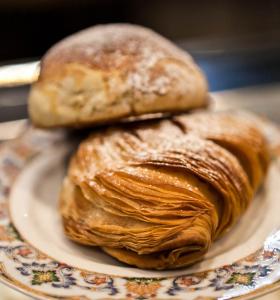 due pagnotte di pane su un piatto su un tavolo di beb Mariafrancesca a Napoli