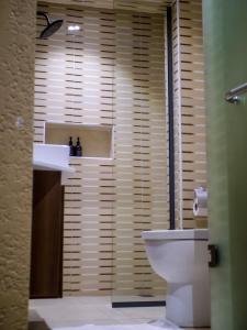 Een badkamer bij Oliver Twist Hotel