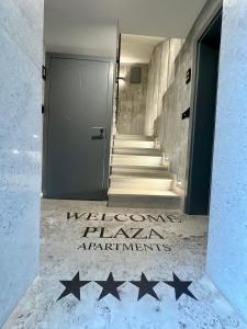un pasillo con una puerta y estrellas en el suelo en Plaza Apartments, en Sarajevo