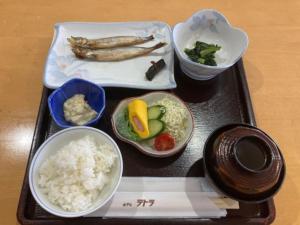 una bandeja de comida con arroz y pescado y verduras en Hotel Tetora Yunokawaonsen - Vacation STAY 30730v en Hakodate
