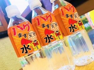 trois bouteilles d'eau assises au-dessus d'une table dans l'établissement Hotel Tetora Yunokawaonsen - Vacation STAY 30730v, à Hakodate
