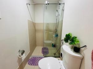 un baño con ducha y WC en 1-Bed - Sleeps 4 with City view, en Cagayan de Oro 19 fotos más