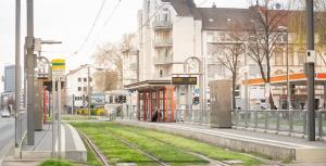 eine leere Stadtstraße mit Bahnhof und Gebäuden in der Unterkunft Apartment Central 85B 40qm Wi-Fi free in Dortmund