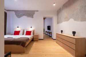 una camera da letto con un grande letto con cuscini rossi di Hviezdoslavova Apartments, Trnava Centre, Parking & Breakfast available a Trnava
