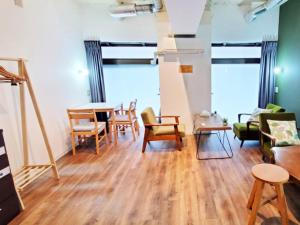 Habitación con sillas, mesas y ventanas. en EZO Run Sapporo - Vacation STAY 34518v en Sapporo