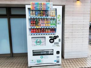EZO Run Sapporo - Vacation STAY 34518v في سابورو: آلة بيع مشروبات غازية ومشروبات فيها