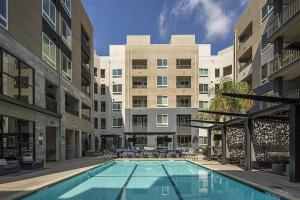 uma piscina no meio de um complexo de apartamentos em Chic Luxury Condo near Hollywood em Glendale