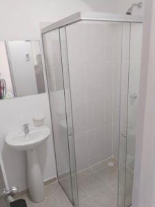 a bathroom with a shower and a sink at Hermoso apartamento en Melgar in Melgar