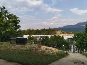 a view of a white building with mountains in the background at Hermoso apartamento en Melgar in Melgar