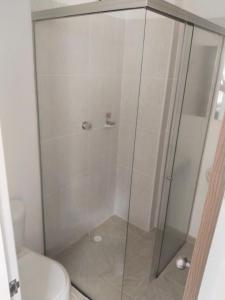 a shower with a glass door next to a toilet at Hermoso apartamento en Melgar in Melgar