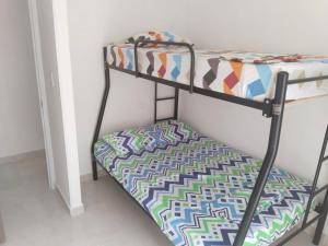 a bunk bed in the corner of a room at Hermoso apartamento en Melgar in Melgar