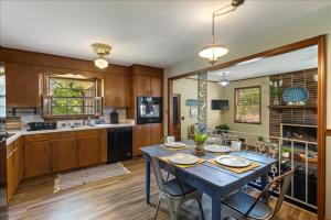Η κουζίνα ή μικρή κουζίνα στο 5BR Woodland Retreat on 7 Acres with a Pond