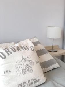 almohada sobre la cama en VIAMONTE BOUTIQUE, en Bahía Blanca