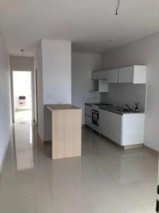 Una cocina blanca con encimera y estufa. en VIAMONTE BOUTIQUE, en Bahía Blanca