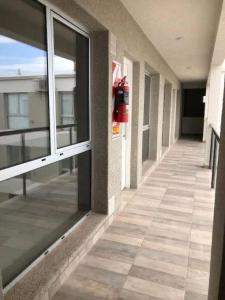 un pasillo vacío de un edificio con ventanas en VIAMONTE BOUTIQUE, en Bahía Blanca