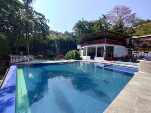 una gran piscina frente a una casa en Finca Los Lagos, en Santa Rosa de Cabal