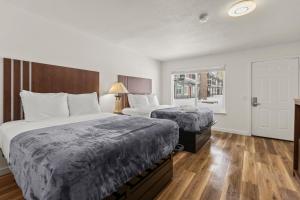 um quarto de hotel com duas camas e uma janela em Ambassador Lake Tahoe em South Lake Tahoe