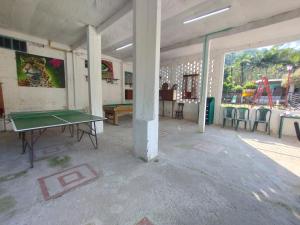 una habitación vacía con una mesa de ping pong. en Finca Los Lagos, en Santa Rosa de Cabal