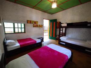 1 dormitorio con 2 literas y ventana en Finca Los Lagos, en Santa Rosa de Cabal