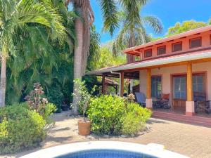 uma casa com uma piscina em frente em Casa Pastor Beautiful ocean views 3 bedroom house em Sámara