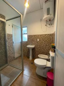 y baño con aseo, lavabo y ducha. en Bitcoin s House Quinta Familiar 1000 m2 Piscina in 