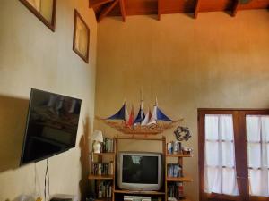 TV at/o entertainment center sa Casa Pastor Beautiful ocean views 3 bedroom house