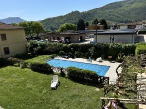 una piscina en el patio de una casa en Casa vacanza Hydrangea con piscina e giardino, en Bagni di Lucca