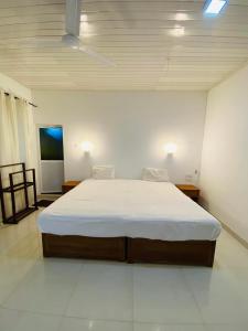 New hotel canel park في بولوناروا: غرفة نوم بسرير كبير في غرفة