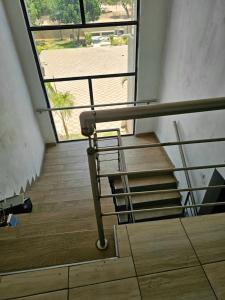 escalera con barandilla de metal en una habitación con ventana en Luxe Haven Suites en Maun