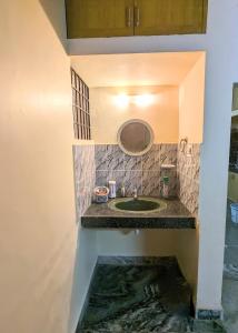 W łazience znajduje się umywalka i lustro. w obiekcie Ushuaia- Entire villa, nestled in nature's embrace w mieście Navelim