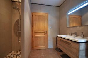 Ένα μπάνιο στο Les Balcons De Riquewihr +35 φωτογραφίες