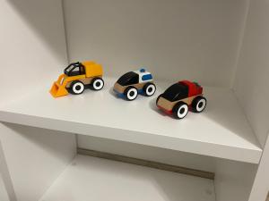 três carros de brinquedo sentados numa prateleira em Guillermo House Appartamento incantevole alta classe suite Attico em Alghero