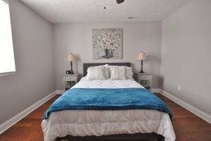 Katil atau katil-katil dalam bilik di Housepitality - Franklinton Farmhouse- 4 Bedrooms
