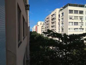 vistas a los edificios y árboles de una ciudad en Copacabana Pedreira, en Río de Janeiro 2 fotos más