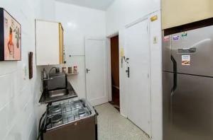 una cocina con estufa y refrigerador en Copacabana Pedreira, en Río de Janeiro