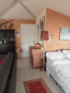 een slaapkamer met een bed, een lamp en een bank bij Agriturismo Amore mio da Tony e Giusy in Guardiagrele