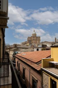 Blick auf die Stadt von den Dächern der Gebäude in der Unterkunft Principe Giardinelli in Piazza Armerina