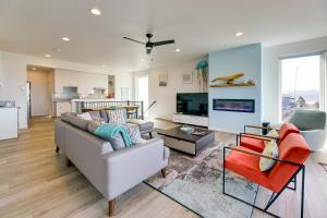 デポー・ベイにあるScenic Depoe Bay Townhome with Deck Less Than 1 Mi to Parks!のギャラリーの写真